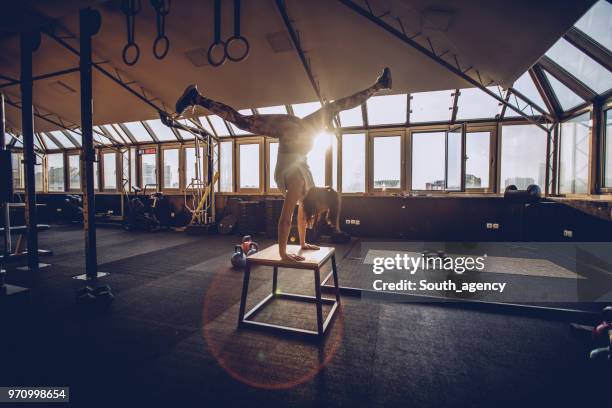 femme athlétique faisant appui renversé dans un club de santé - équilibre sur les mains photos et images de collection