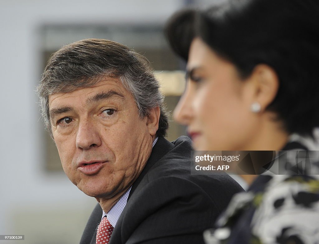 Fabio Villegas (L), CEO of Avianca, spea