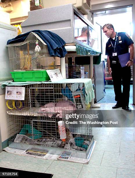 Oct. 12, 2006 Slug: fx-animals assignment Photographer: Gerald Martineau 4500 West Ox Rd FFX Animal Shelter overcrowded conditions Animal control...