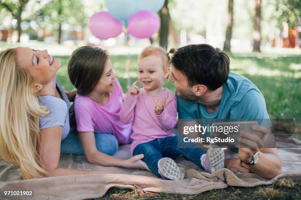 gelukkig jongeman nemen van foto's van zijn familie met mobiele telefoon - happy mobile stockfoto's en -beelden