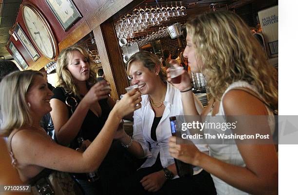 Interns Date: 8/10//2006 NEG#: 182765 PHOTOGRAPHER: Michel du Cille The Front Page on New Hampshire Ave. For Washington at Play series-- Interns...