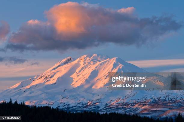 sunset-lit cloud over mt. adams - montanha adams imagens e fotografias de stock