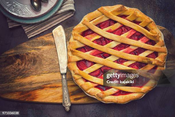 torta di fragole fatta in casa - crostata di frutta foto e immagini stock