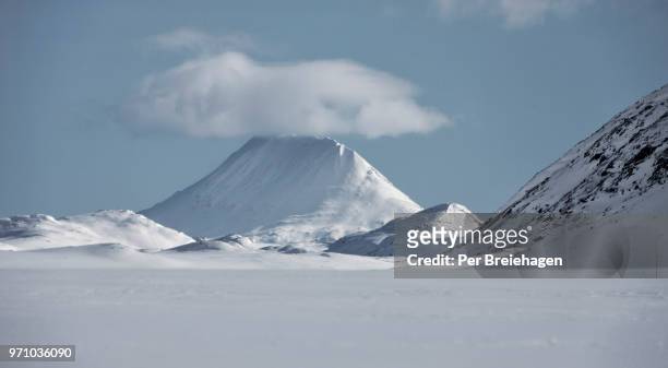 gaustatoppen with a cloud on top_hardangervidda_norway - schneewehe stock-fotos und bilder