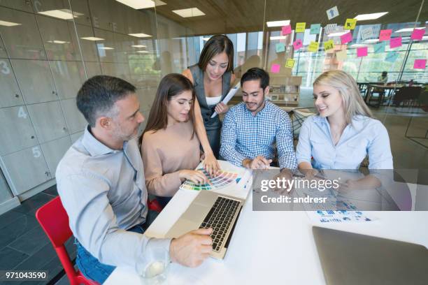 grupp designers i ett affärsmöte på kreativa kontor - color palette bildbanksfoton och bilder
