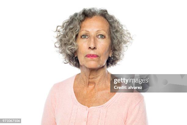 senior woman in casuals looking serious - olhos-verdes imagens e fotografias de stock