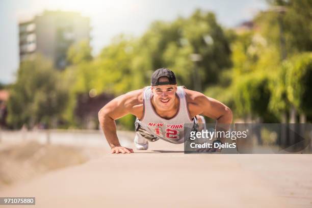 gelukkig atletische man houdt van werken in de ochtend - s happy days stockfoto's en -beelden