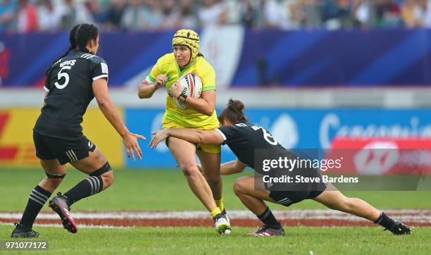 Shannon Parry of Australia is tackled by Michaela Blyde of New Zealand during the Women's Cup Final between New Zealand and Australia during the HSBC...