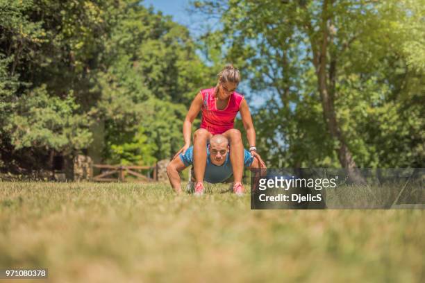 gelukkige atletische paar houdt hun ochtend trainingroutine. - s happy days stockfoto's en -beelden