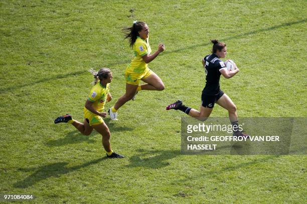 New Zealand's Michaela Blyde runs with the ball during the final of the Women's tournament of 2018 Rugby World Cup Sevens game between New Zealand...