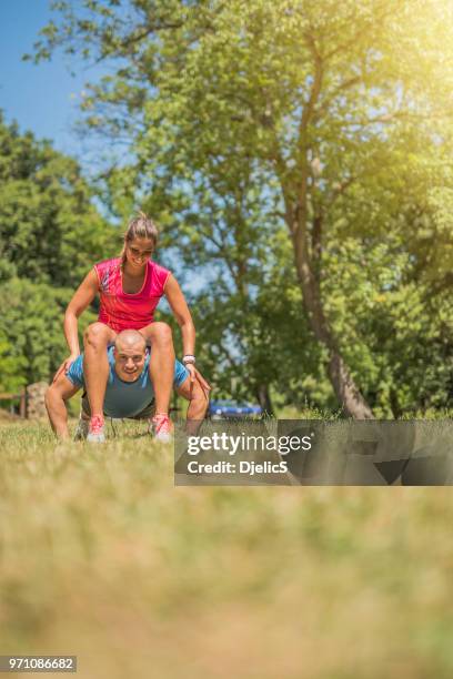 gelukkige atletische paar houdt hun ochtend trainingroutine - s happy days stockfoto's en -beelden