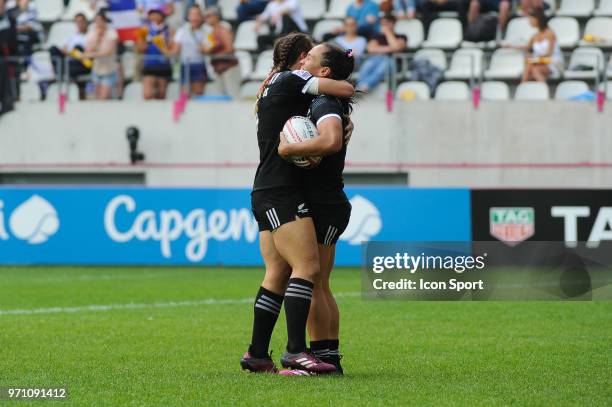 Portia Woodman of New Zealand celebrates her try with Niall Williams of New Zealand during the Final women match between New Zealand and Australia at...