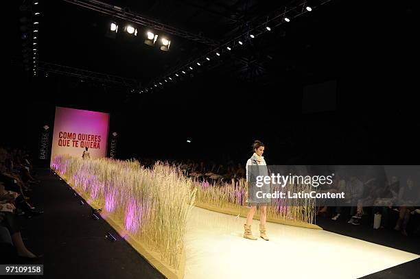 Quiera 101 Como Quieres Que Te Quiera Stock Photos, High-Res Pictures, and ...