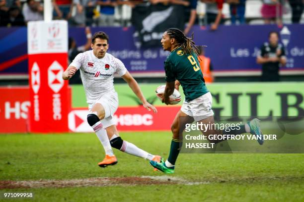 South-Africa's Justin Geduld runs with the ball during the 2018 Paris Sevens final of the Men cup rugby 7s between South-Africa and England at the...
