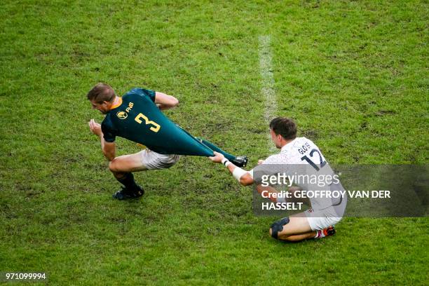 England's Harry Glover vies with South Africa's Dylan Sage during the 2018 Paris Sevens final of the Men cup rugby 7s between South-Africa and...