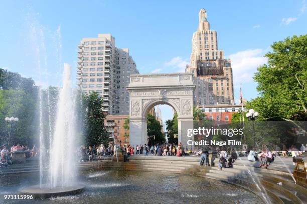 a view of washington square park showing the washington square park arch and fountain. - parque washington square - fotografias e filmes do acervo