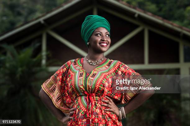 hermosa mujer afro americana en ropa típica afro - custom fotografías e imágenes de stock
