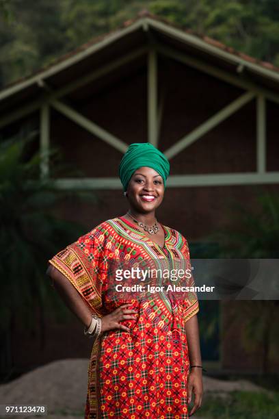 vackra afroamerikanska kvinnan i typiska afro kläder - tunic bildbanksfoton och bilder