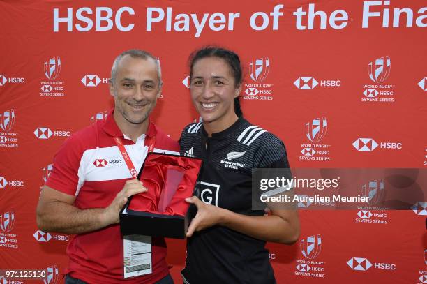 Sara Goss of New Zealand pose with HSBC ambassador Thomas Castaignede for receing the best player of the final award at the HSBC Paris Sevens, stage...