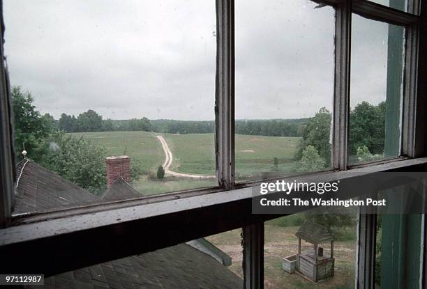 Me/mudd18,31 DATE: 5/19/2001 PHOTOG: Sarah L. Voisin The pending sale and development of 190 acres of farmland around the Samuel A. Mudd House,...