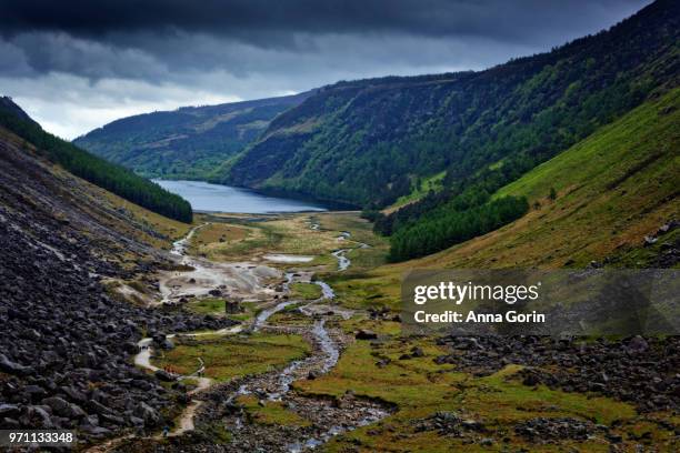 overlook of glendalough valley along gleneaolo valley walk in wicklow mountains, ireland - anna gorin stock-fotos und bilder