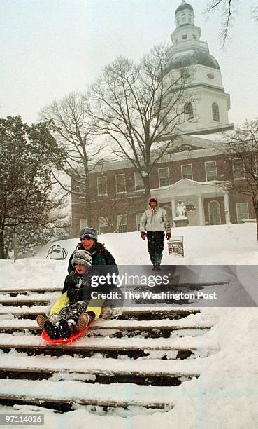 Slug-ME/SNOW date-1/25/00 neg.no.- photog- CRAIG HERNDON reporter- summary- Blizzard in Annapolis location-Annapolis caption- Blizzard conditions...