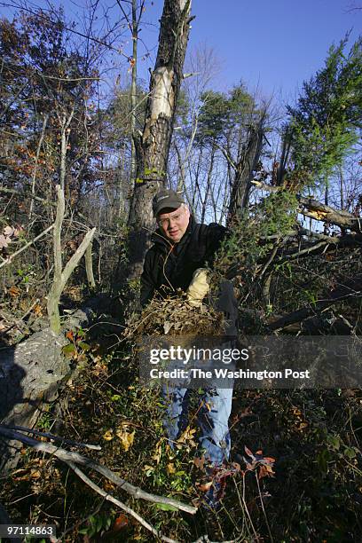 Photographer: Tracy A. Woodward/TWP. NEGATIVE NUMBER: 174799 Winkel Drive, Ashburn, VA. Residents of Belmont Green subdivision come out with shovels...