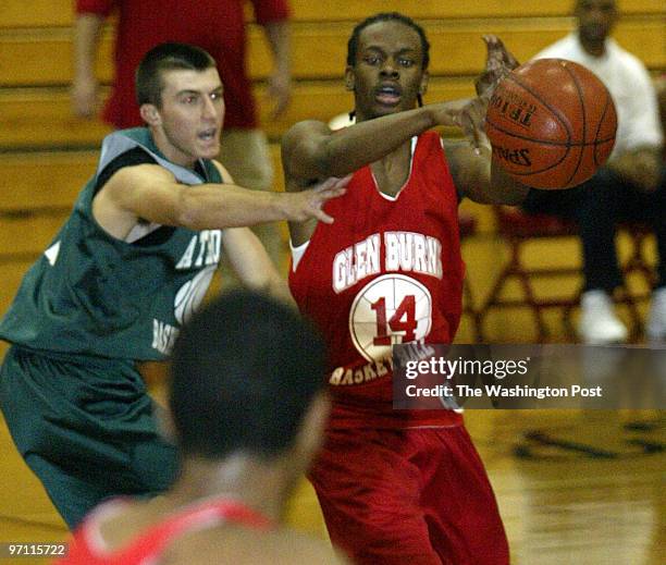 BHoops8 Date: Kevin Clark\The Washington Post Neg #: 175094 Glen Burnie, MD Kareem Downs of Glen Burnie attempts a pass with Atholton's Steve...