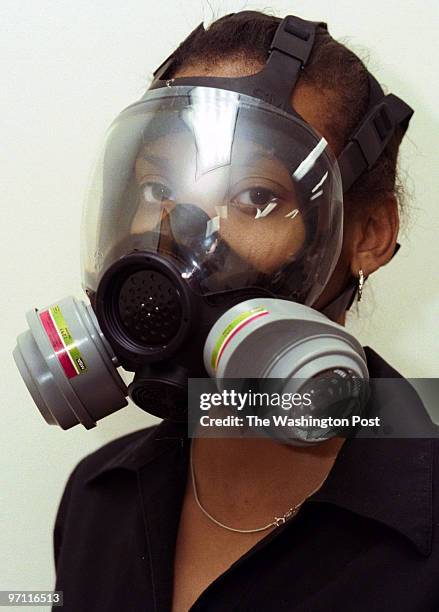 Sarah L. Voisin DATE: 10/9/2001 Invididual shots of 9 gas masks at Geomet Division, Versar Corp. In Germantown, MD. PICTURED: The MSA Advantage 100...