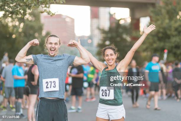 marathon in de stad - direct klaar camera stockfoto's en -beelden