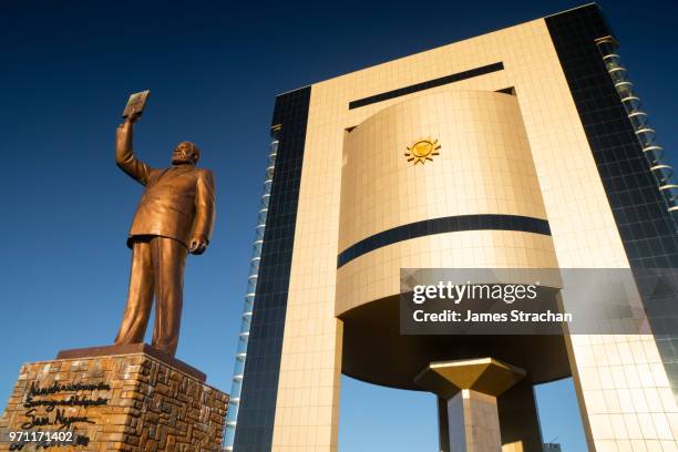 bronze statue of sam nujuma, founding president and 'father of the namibian nation' (born 1929) holding the constituency book (constitution), in front of the independence memorial, windhoek, namibia - president of namibia stock pictures, royalty-free photos & images