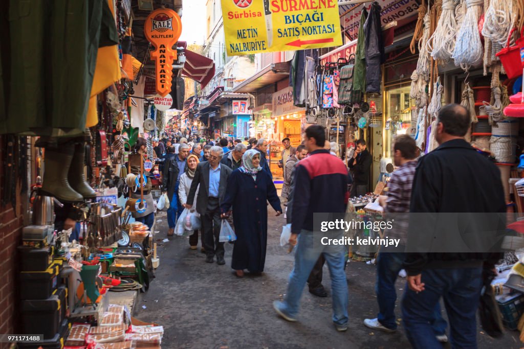 Fußgänger zu Fuß vorbei an Geschäften auf der Straße in Istanbul, Türkei