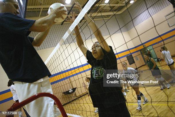 Reser21 Kevin Clark/The Washington Post Date: 8.15.2003 Neg #: 145822 Reservoir High School, Fulton, MD Brianne Hoe jumps during blocking drills with...