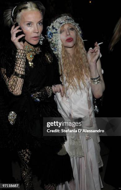 Daphne Guinness and Courtney Love attend the Vogue.it Milan Fashion Week Womenswear Autumn/Winter 2010 show on February 26, 2010 in Milan, Italy.