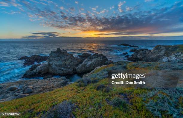 sunset sky over big sur coast - barrilha imagens e fotografias de stock