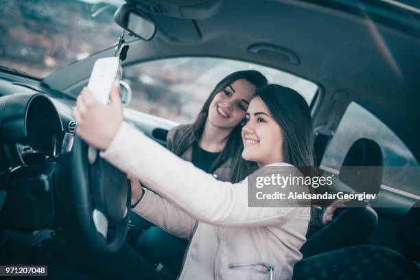 sensuele vrouwen selfie te nemen in de auto onderweg - op hol geslagen voertuig stockfoto's en -beelden