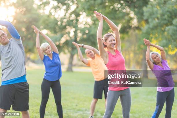 fitness-klasse im freien - altmodern stock-fotos und bilder