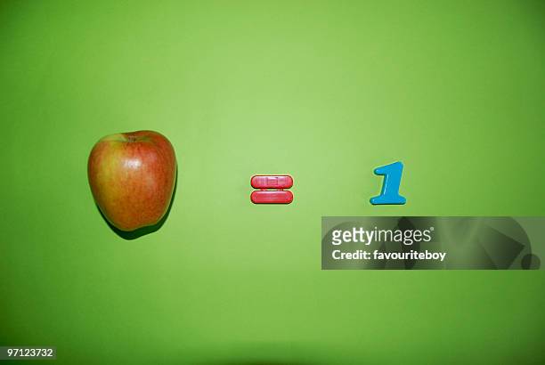 apple equals one - segno di uguale foto e immagini stock