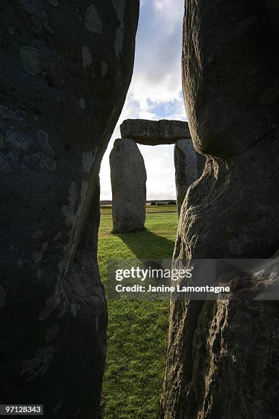 peering through stonehenge - stonehenge stockfoto's en -beelden