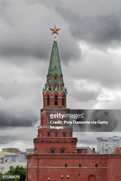 inside kremlin in red square, moscow, russia - pola damonte stockfoto's en -beelden