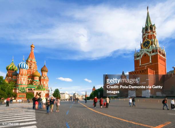 red square with the st basil's cathedral on the left and the kremlin on the right, moscow, russia - pola damonte stock pictures, royalty-free photos & images