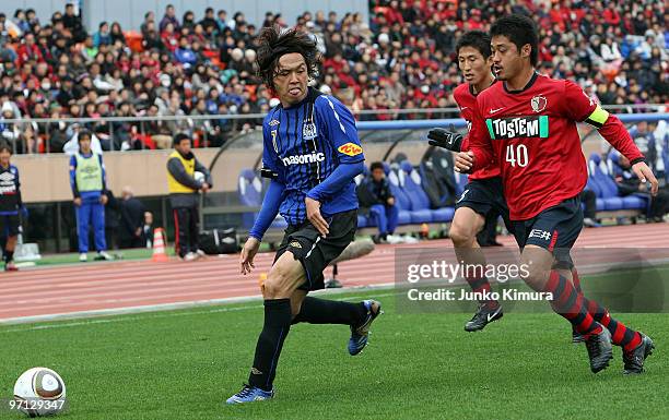 Mitsuo Ogasawara of Kashima Antlers and Yasuhito Endo of Gamba Osaka compete for the ball during the Xerox Super Soccer match between Kashima Antlers...