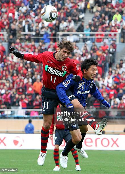 Fellype Gabriel of Kashima Antlers and Hideo Hashimoto of Gamba Osaka compete for the ball during the Xerox Super Soccer match between Kashima...