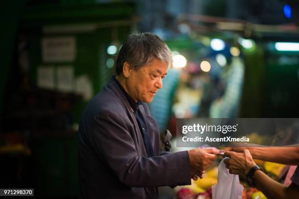 地元の市場で買い物シニア男性 - マルシェ　日本 ストックフォトと画像