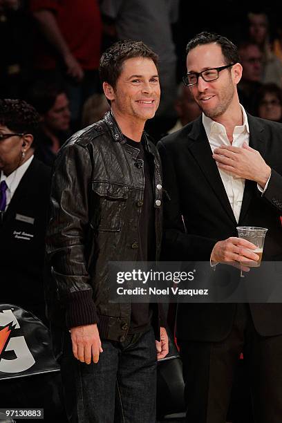 Rob Lowe attends a game between the Philadelphia 76ers and the Los Angeles Lakers at Staples Center on February 26, 2010 in Los Angeles, California.