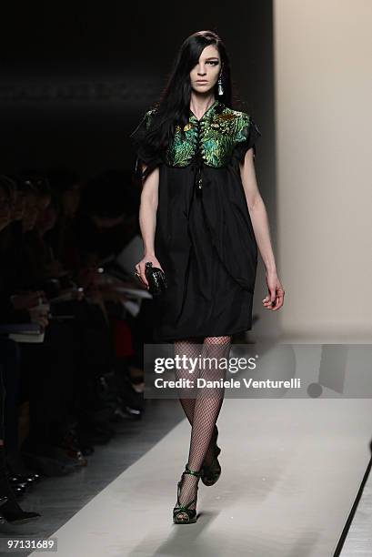 Model Mariacarla Boscono walks the runway during the Bottega Veneta Milan Fashion Week Autumn/Winter 2010 show on Febbraio 27, 2010 in Milan, Italy.