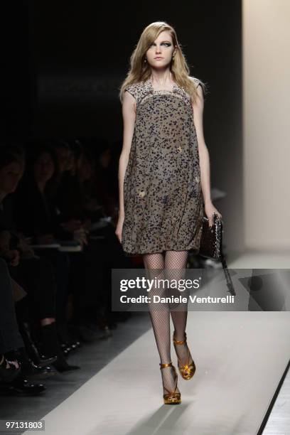 Model Vlada Roslyakova walks the runway during the Bottega Veneta Milan Fashion Week Autumn/Winter 2010 show on Febbraio 27, 2010 in Milan, Italy.