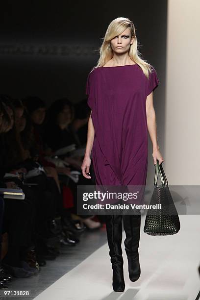 Model Natasha Poly walks the runway during the Bottega Veneta Milan Fashion Week Autumn/Winter 2010 show on Febbraio 27, 2010 in Milan, Italy.