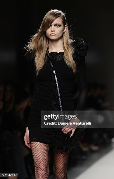 Model Abbey Lee Kershaw walks the runway during the Bottega Veneta Milan Fashion Week Autumn/Winter 2010 show on Febbraio 27, 2010 in Milan, Italy.