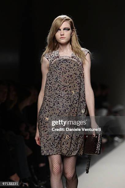 Model Vlada Roslyakova walks the runway during the Bottega Veneta Milan Fashion Week Autumn/Winter 2010 show on Febbraio 27, 2010 in Milan, Italy.